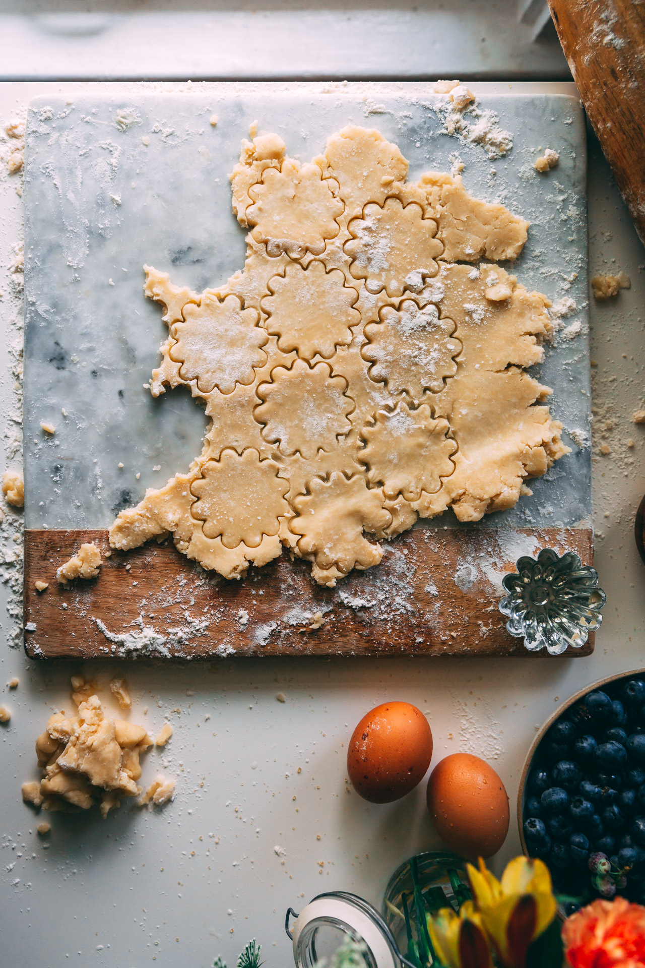 making cut out crust for fresh blueberry pie